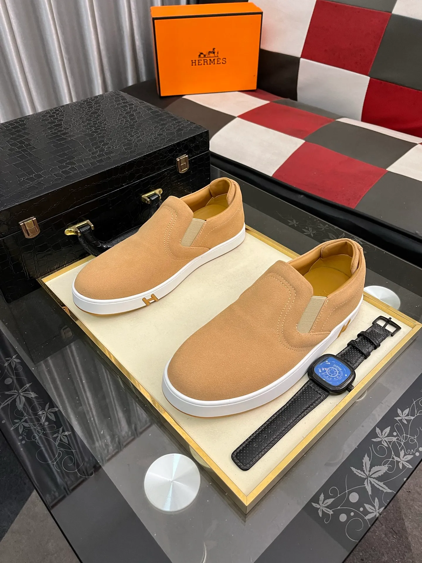 Men's Men's Shoes💰458⌚️⌚️HERMES/Hermès Hugo sneakers are casual men's shoes. These sneakers are made of imported first-layer cowhide leather and breathable mesh design. The contrasting color design creates a dynamic and modern shape. The front end of the toe is decorated with natural-color rubber inlays, making it novel and fashionable. The texture is incomparable, with cowhide lining and cowhide foot pads, the upper foot is comfortable and breathable, and the rubber sole is decorated with geometric patterns and iconic "H" details. A very personal one! Size: 38-44
